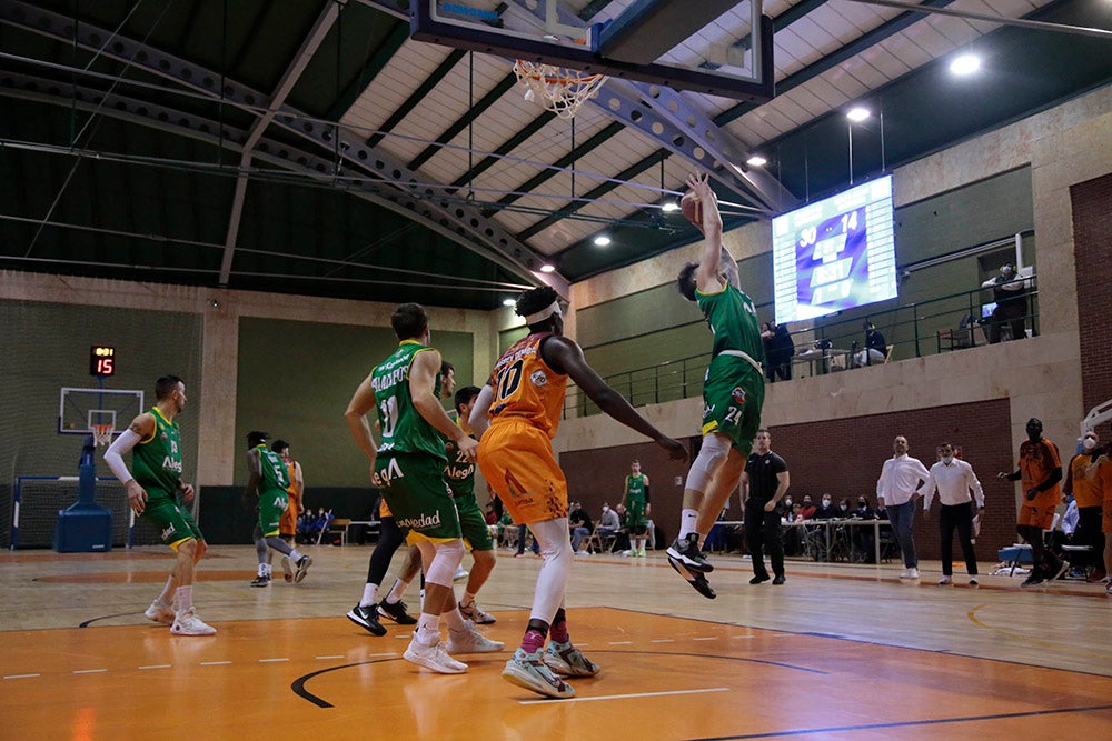 Un nervioso Aquimisa tira el partido en un pésimo último cuarto ante Cantabria (61-64)