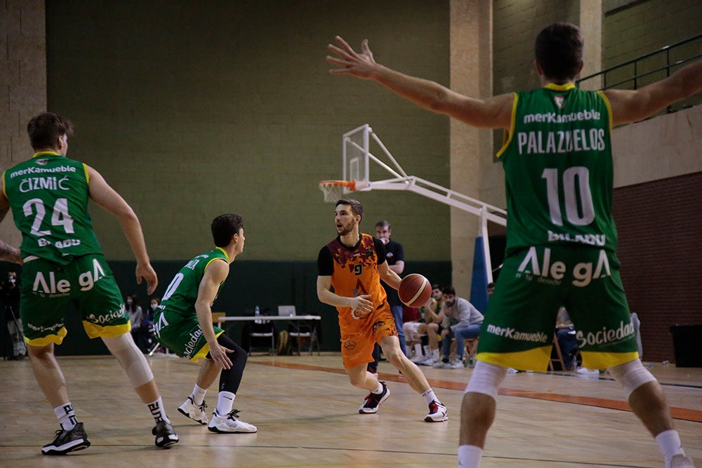 Un nervioso Aquimisa tira el partido en un pésimo último cuarto ante Cantabria (61-64)