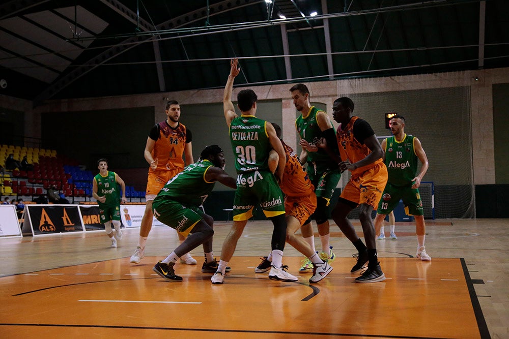 Un nervioso Aquimisa tira el partido en un pésimo último cuarto ante Cantabria (61-64)