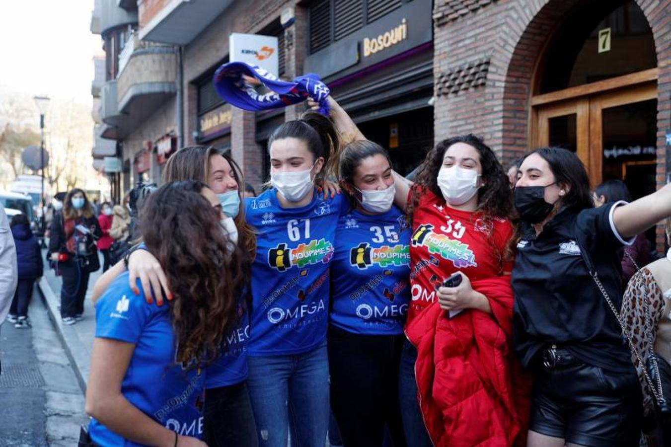 Jugadoras de club de balonmano que ha repartido el segundo premio de forma íntegra en Basauri.