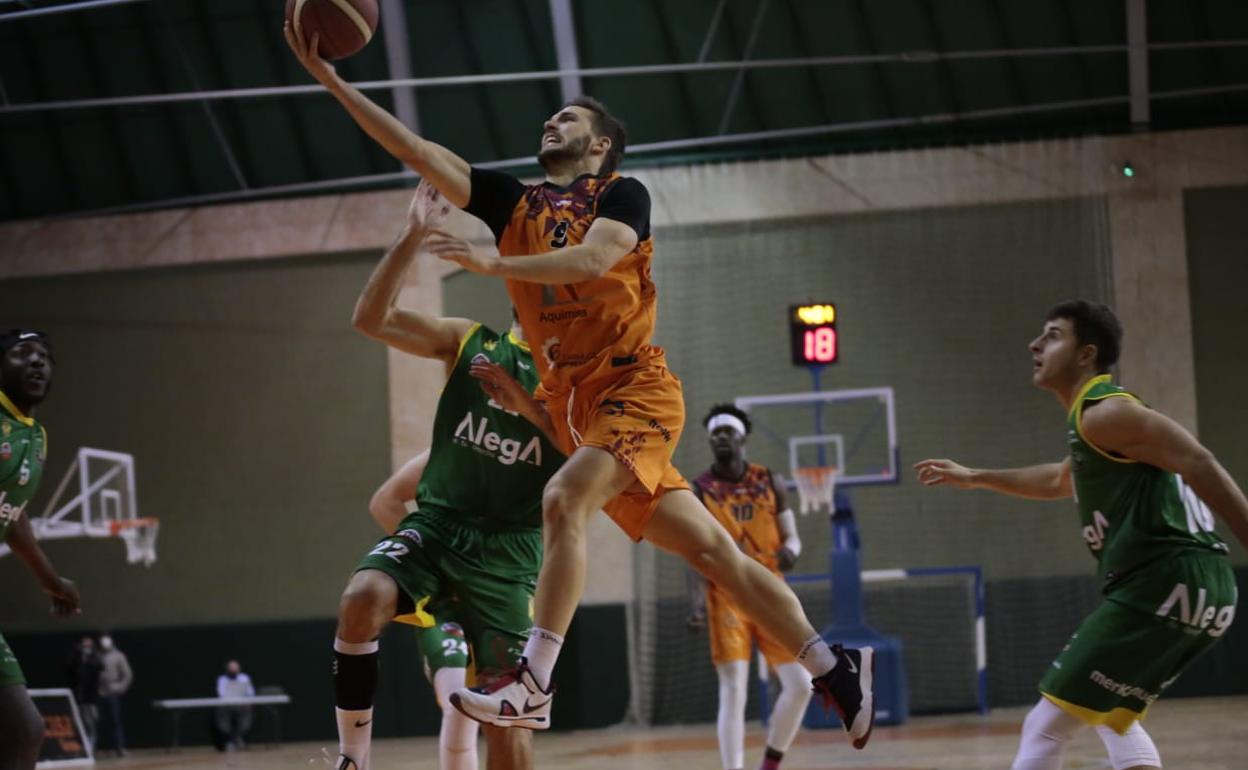 Un nervioso Aquimisa tira el partido en un pésimo último cuarto ante Cantabria (61-64)