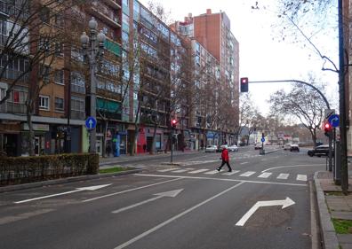 Imagen secundaria 1 - La nueva señalización vertical y horizontal de los tres carriles del Paseo de Zorrilla. 