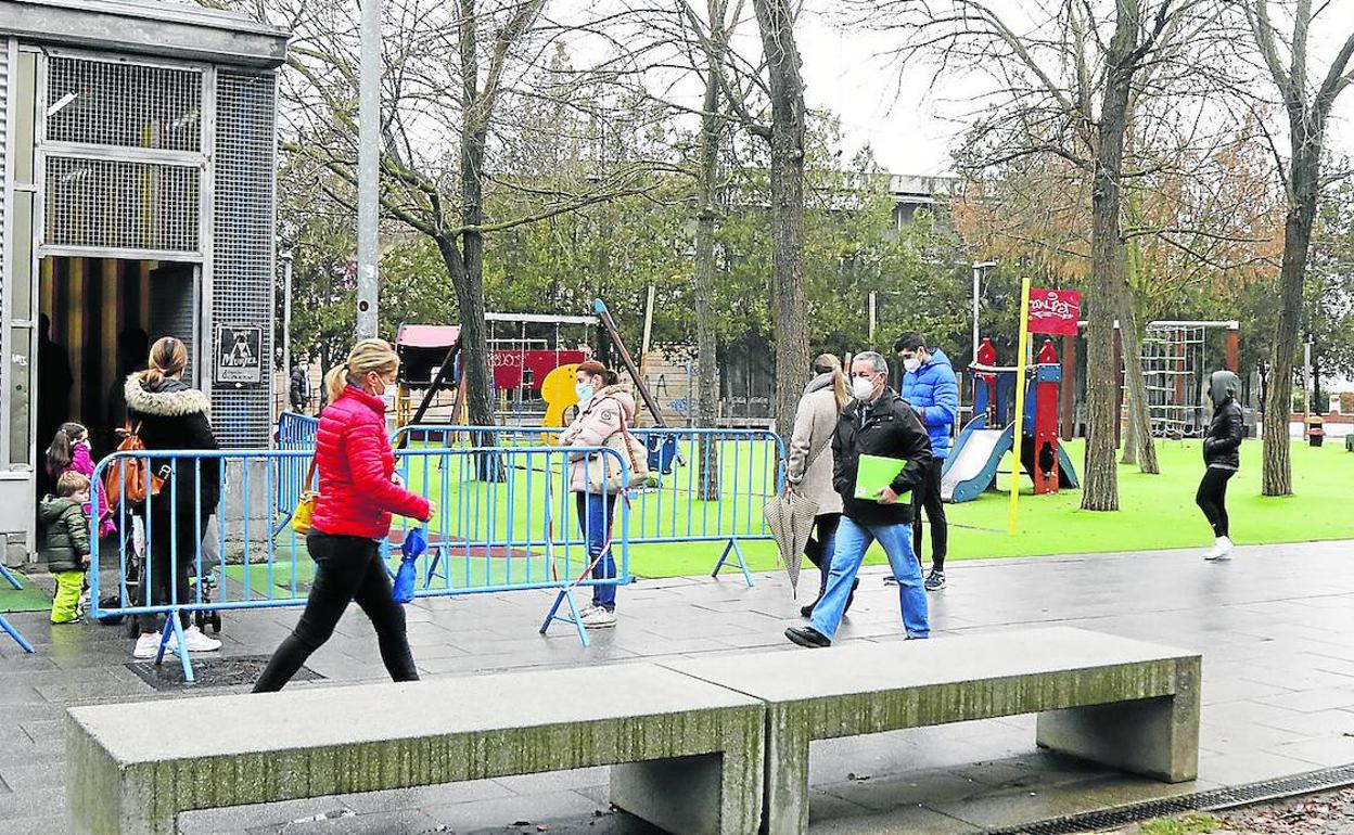 Cola de personas que esperaban ayer en el parque del Salón para someterse a una PCR