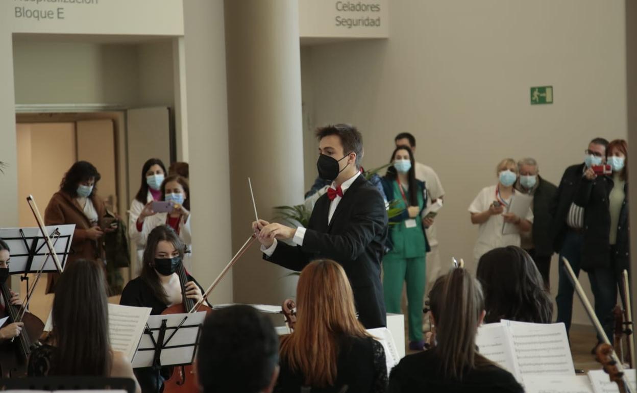 El primer concierto ante el público de Alana en el hall principal del nuevo hospital. 