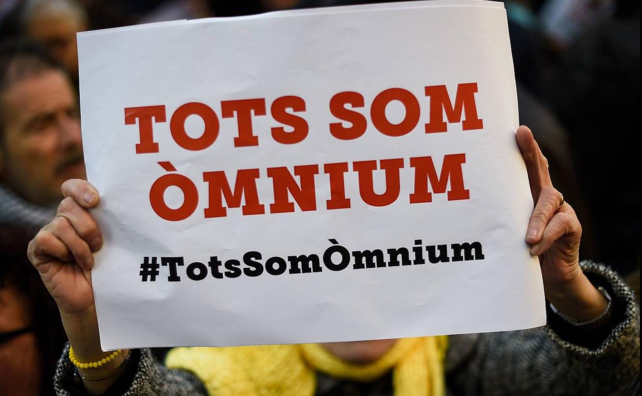 Cartel escrito en catalán en defensa de la independencia.