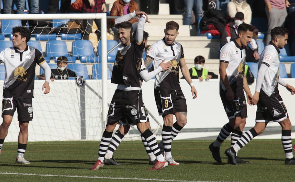 Loa jugadores de Unionistas celebran uno de los goles el pasado domingo a la UDLogroñés en el Reina Sofía.