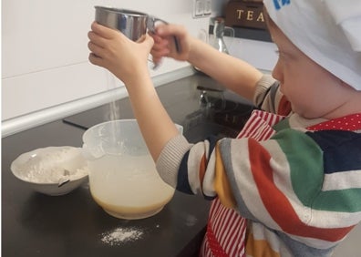 Imagen secundaria 1 - Diferentes momentos de la elaboración de las rosquillas de Pablo