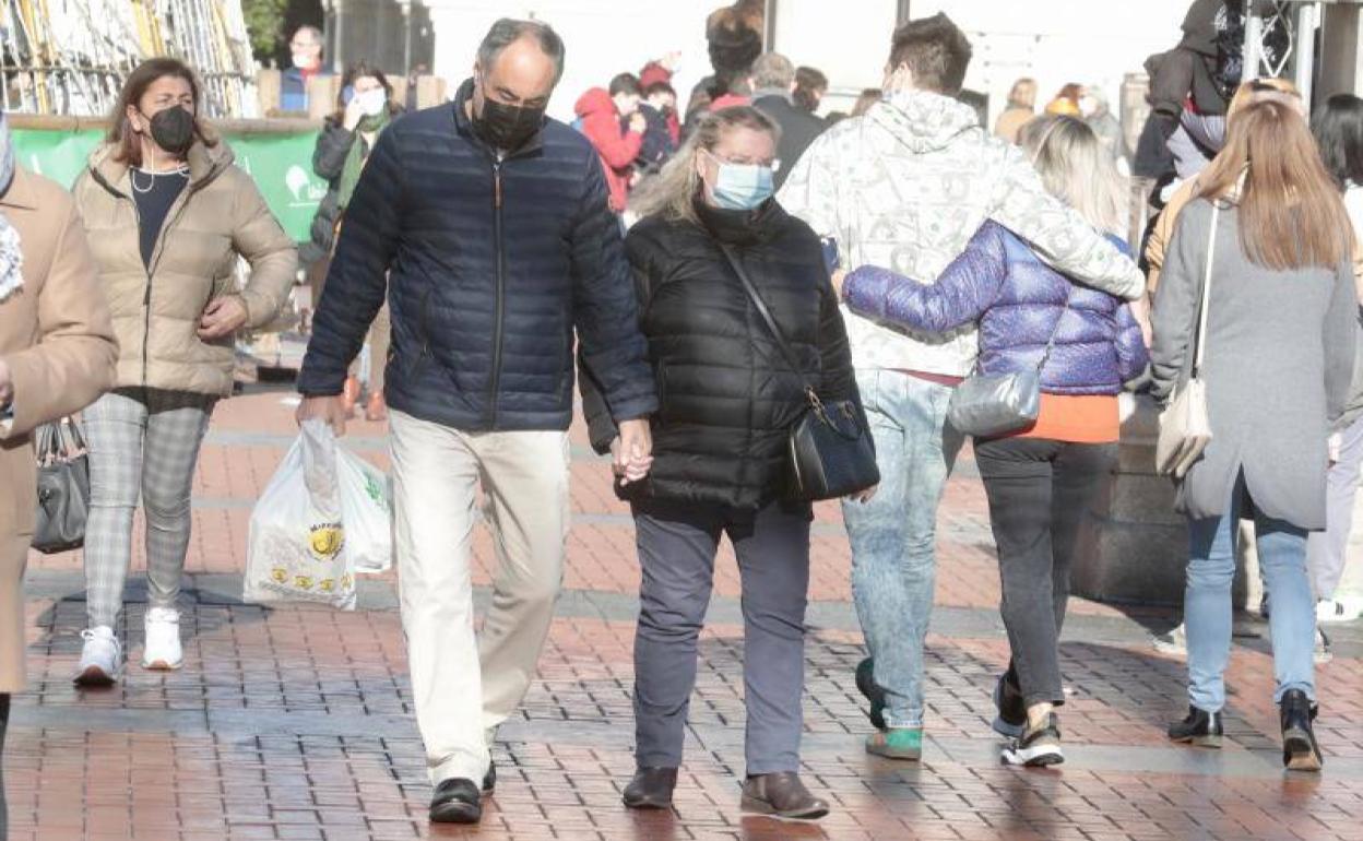 Vecinos en una calle de Valladolid. 