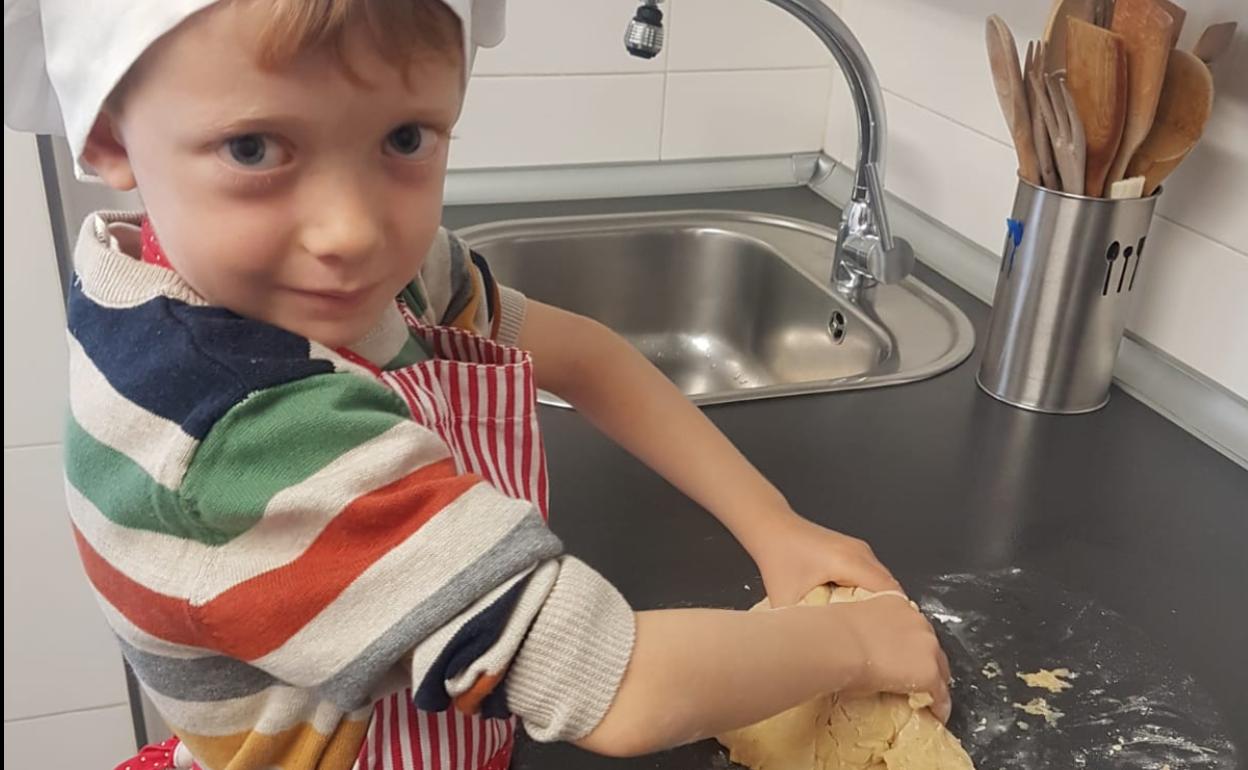 Pablo Arranz preparando la masas para hacer las rosquillas