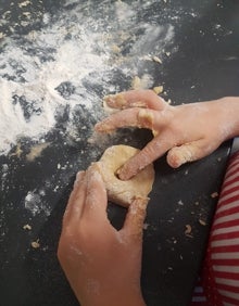 Imagen secundaria 2 - Diferentes momentos de la elaboración de las rosquillas de Pablo