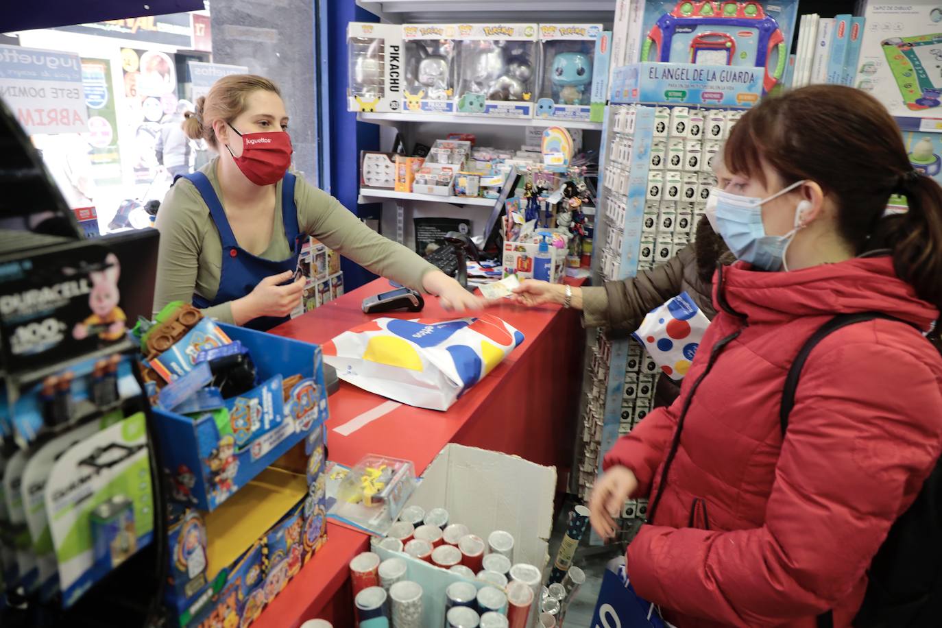 Los vallisoletanos aprovechan el día de Nochebuena para hacer las últimas compras. 