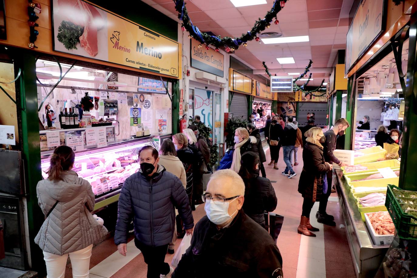 Los vallisoletanos aprovechan el día de Nochebuena para hacer las últimas compras. 