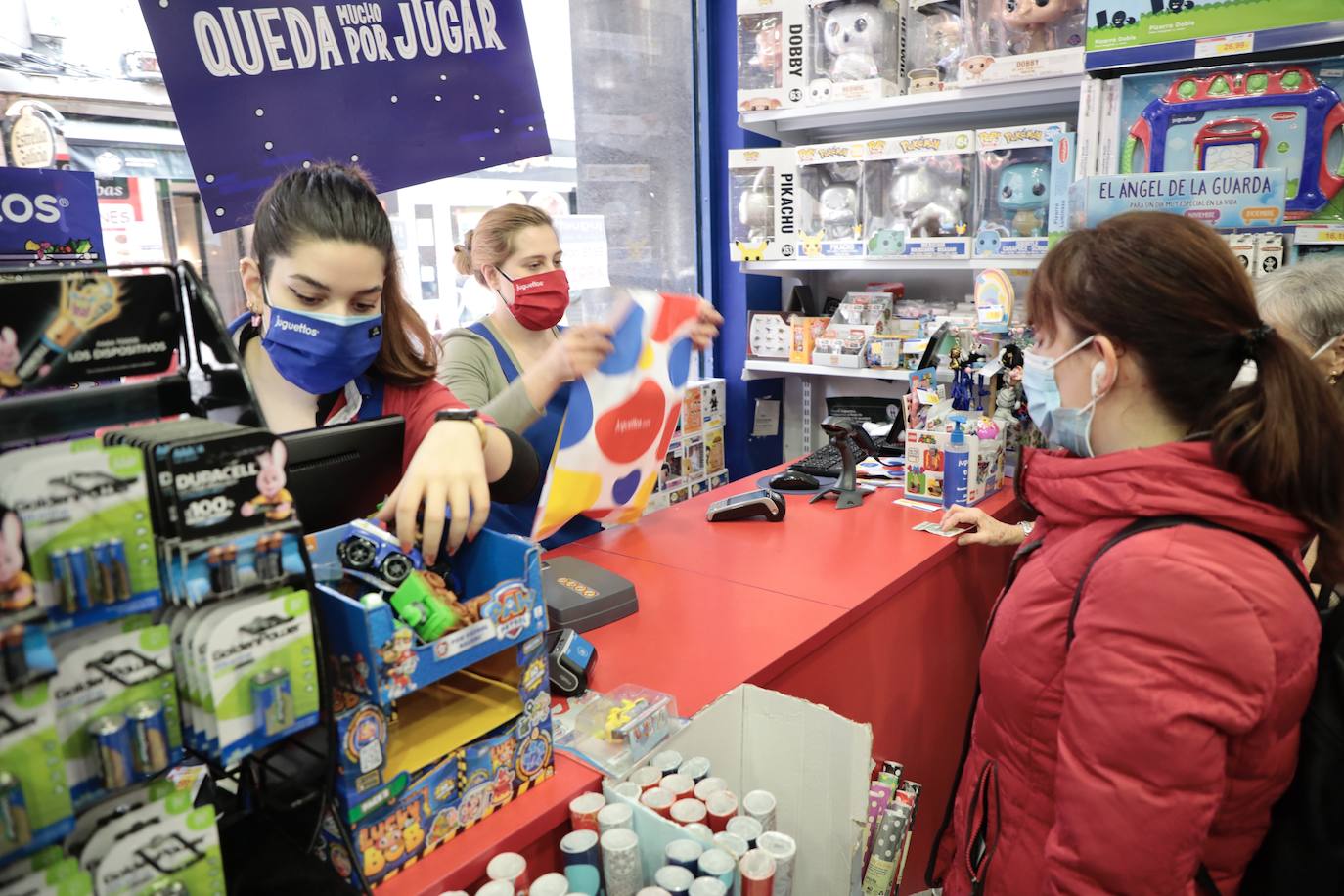 Los vallisoletanos aprovechan el día de Nochebuena para hacer las últimas compras. 