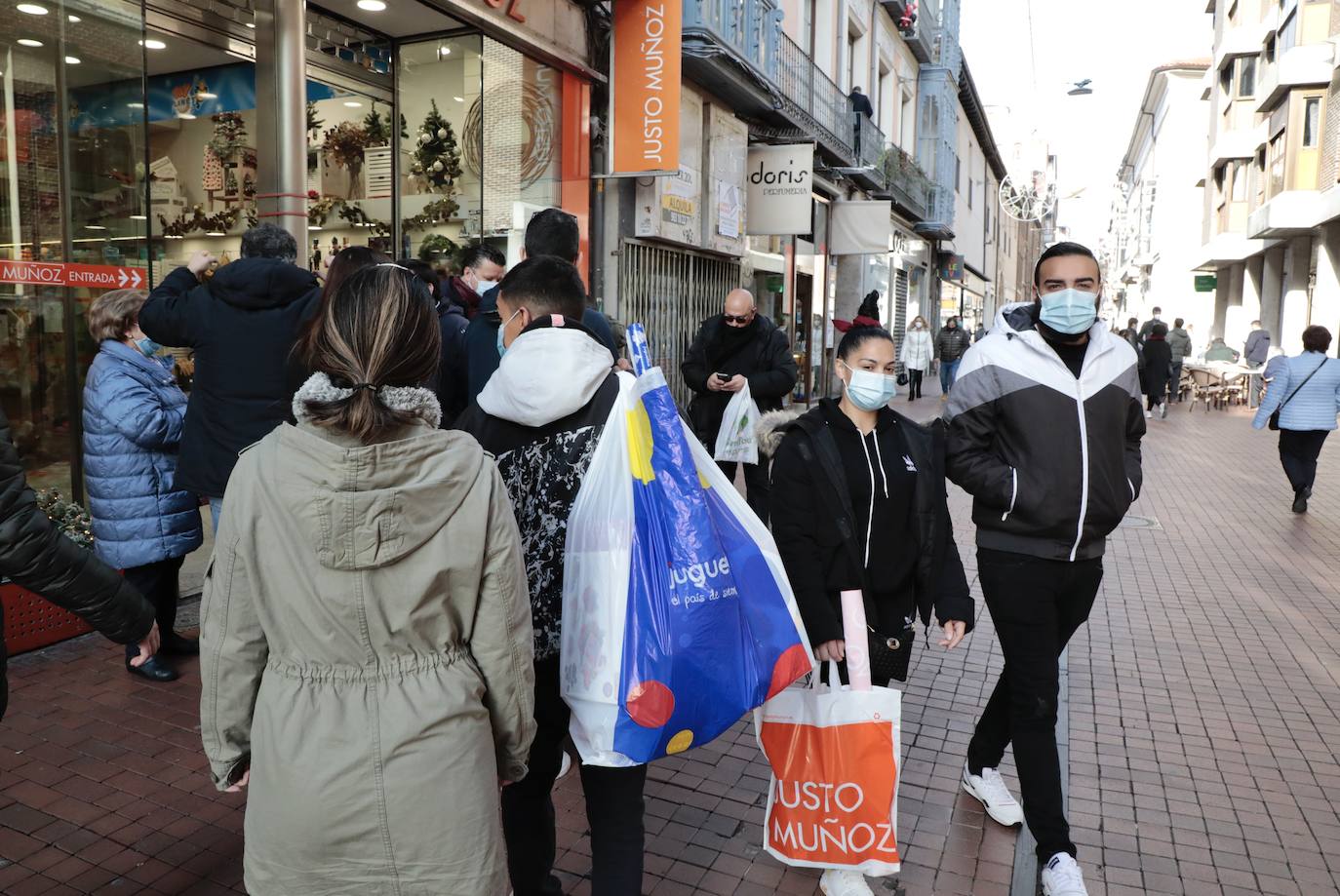 Los vallisoletanos aprovechan el día de Nochebuena para hacer las últimas compras. 