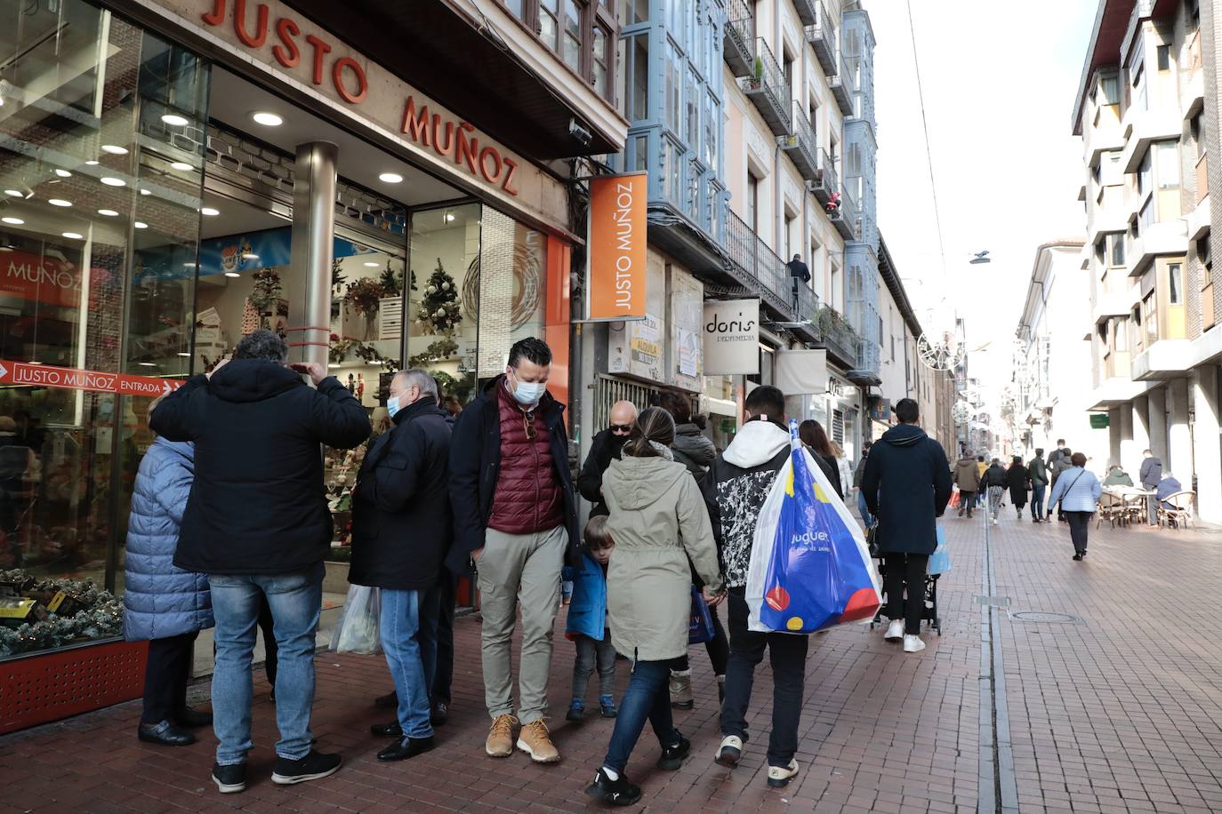 Los vallisoletanos aprovechan el día de Nochebuena para hacer las últimas compras. 