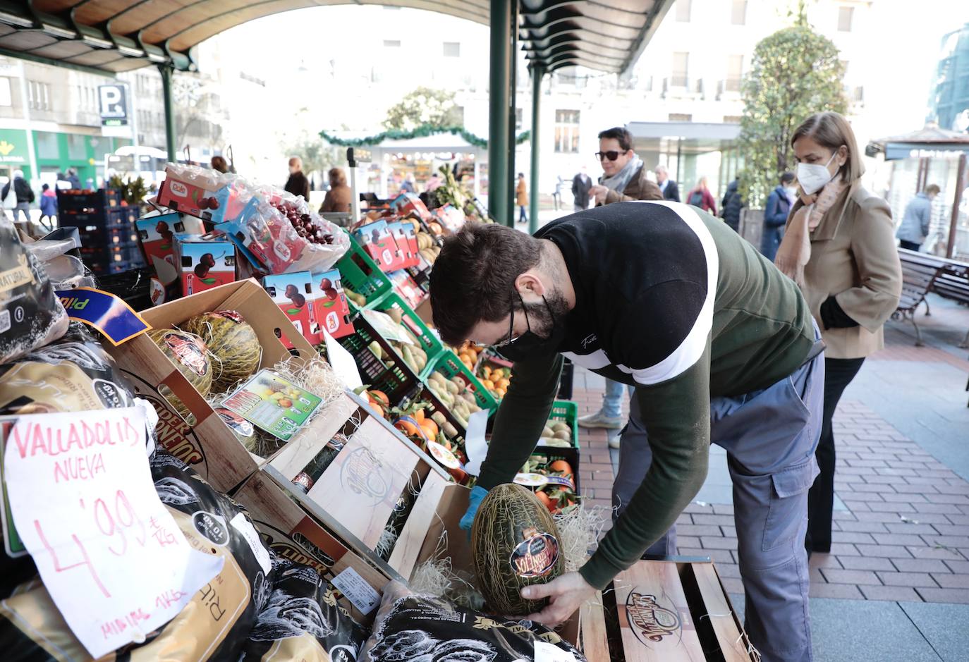 Los vallisoletanos aprovechan el día de Nochebuena para hacer las últimas compras. 
