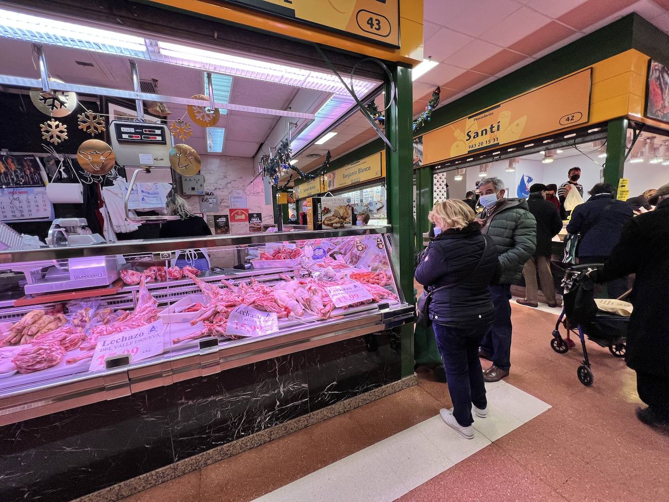 Los vallisoletanos aprovechan el día de Nochebuena para hacer las últimas compras. 
