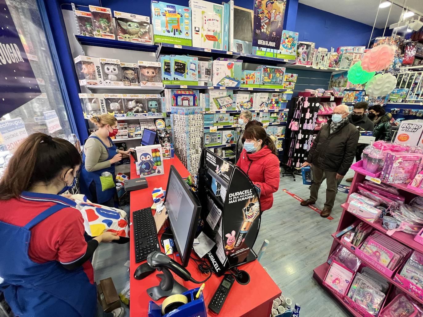 Los vallisoletanos aprovechan el día de Nochebuena para hacer las últimas compras. 