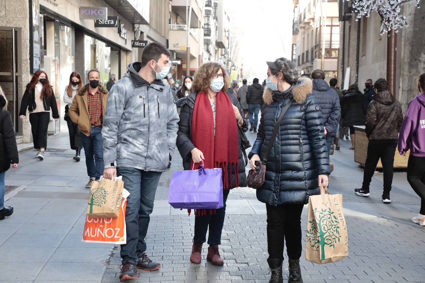 Los vallisoletanos aprovechan el día de Nochebuena para hacer las últimas compras. 