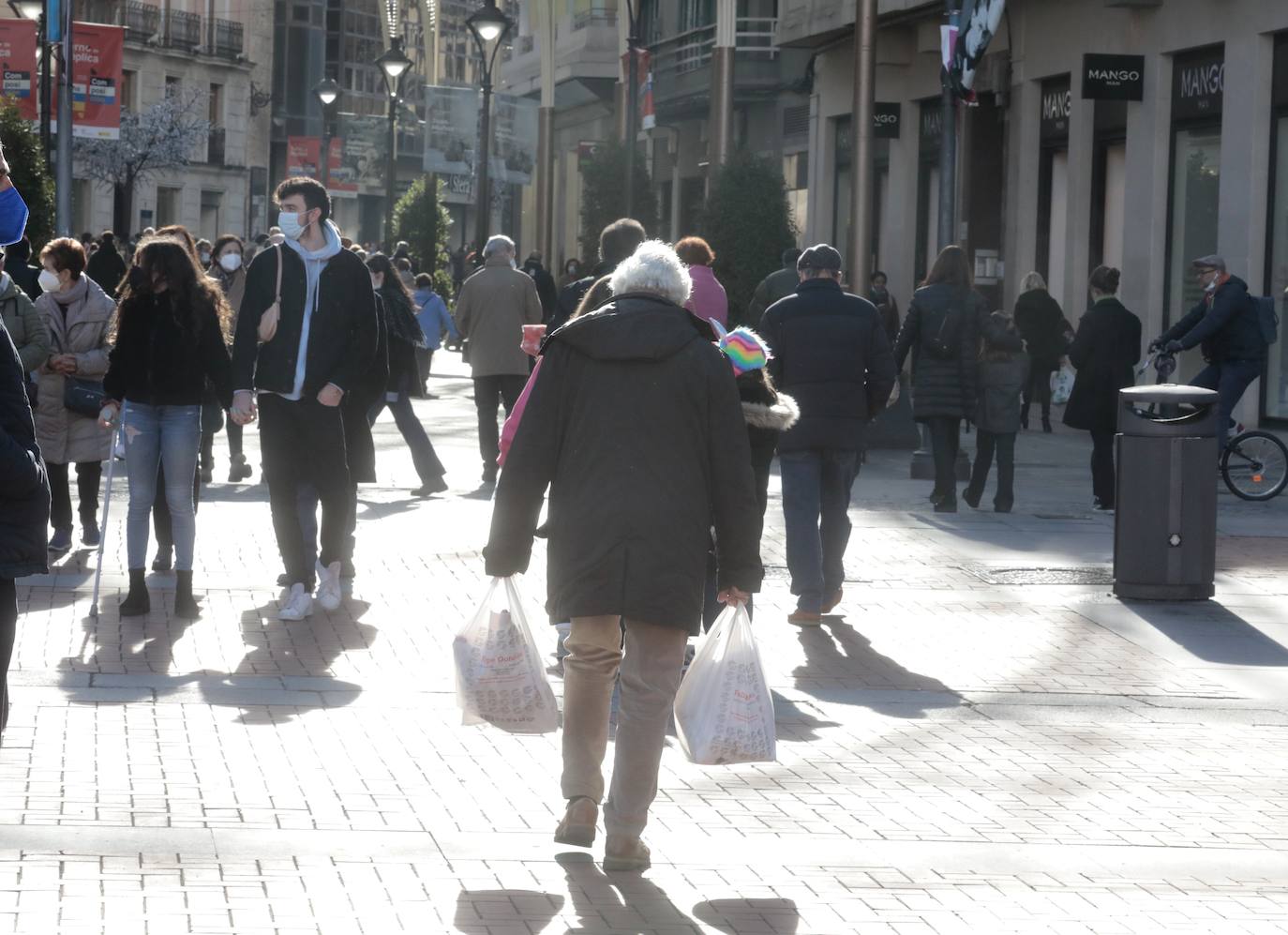 Los vallisoletanos aprovechan el día de Nochebuena para hacer las últimas compras. 