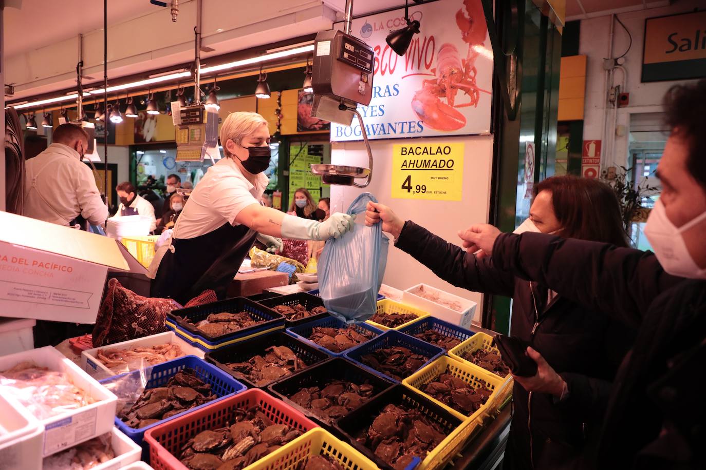 Los vallisoletanos aprovechan el día de Nochebuena para hacer las últimas compras. 