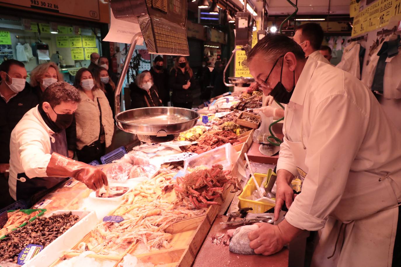 Los vallisoletanos aprovechan el día de Nochebuena para hacer las últimas compras. 