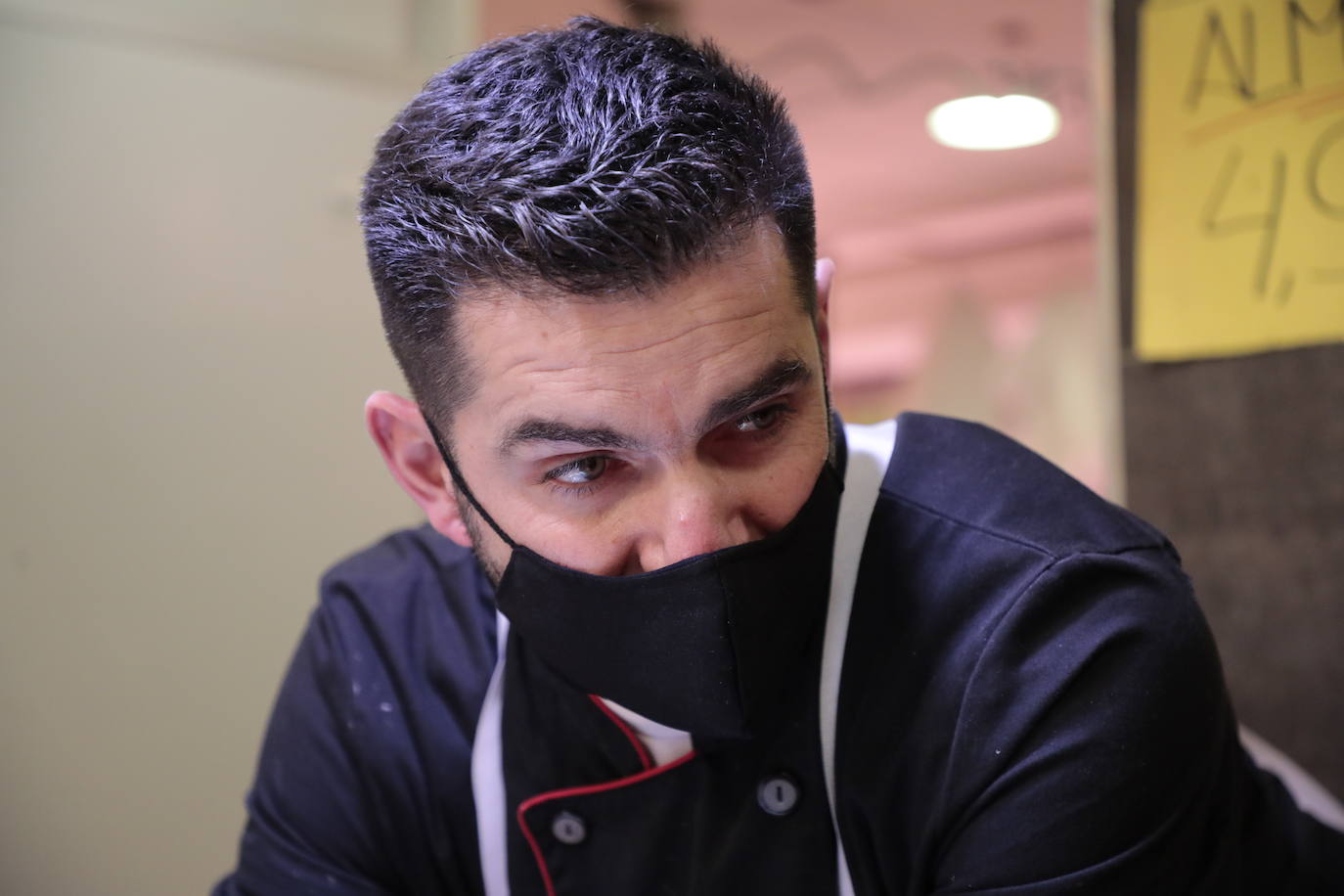 Los vallisoletanos aprovechan el día de Nochebuena para hacer las últimas compras. 