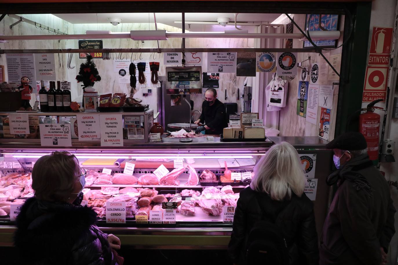 Los vallisoletanos aprovechan el día de Nochebuena para hacer las últimas compras. 