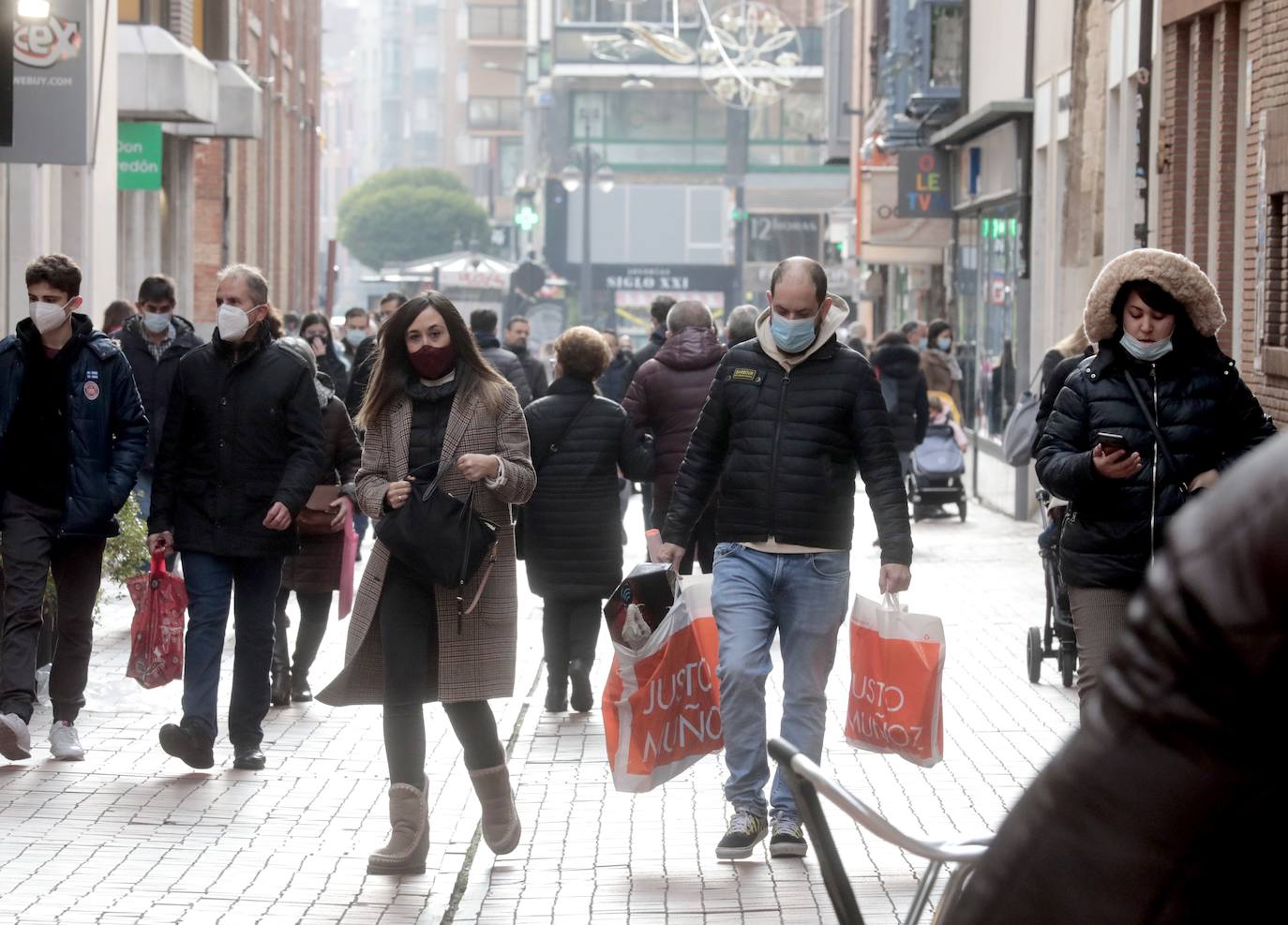 Los vallisoletanos aprovechan el día de Nochebuena para hacer las últimas compras. 
