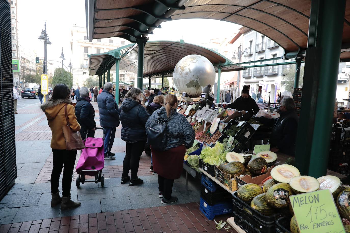 Los vallisoletanos aprovechan el día de Nochebuena para hacer las últimas compras. 