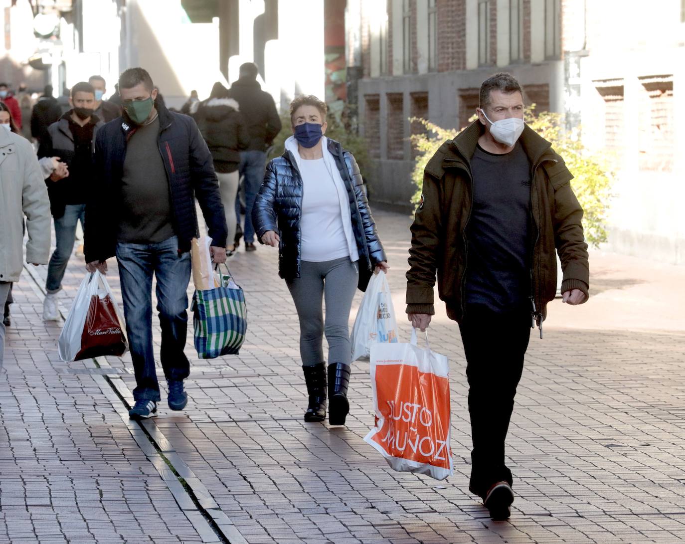 Los vallisoletanos aprovechan el día de Nochebuena para hacer las últimas compras. 