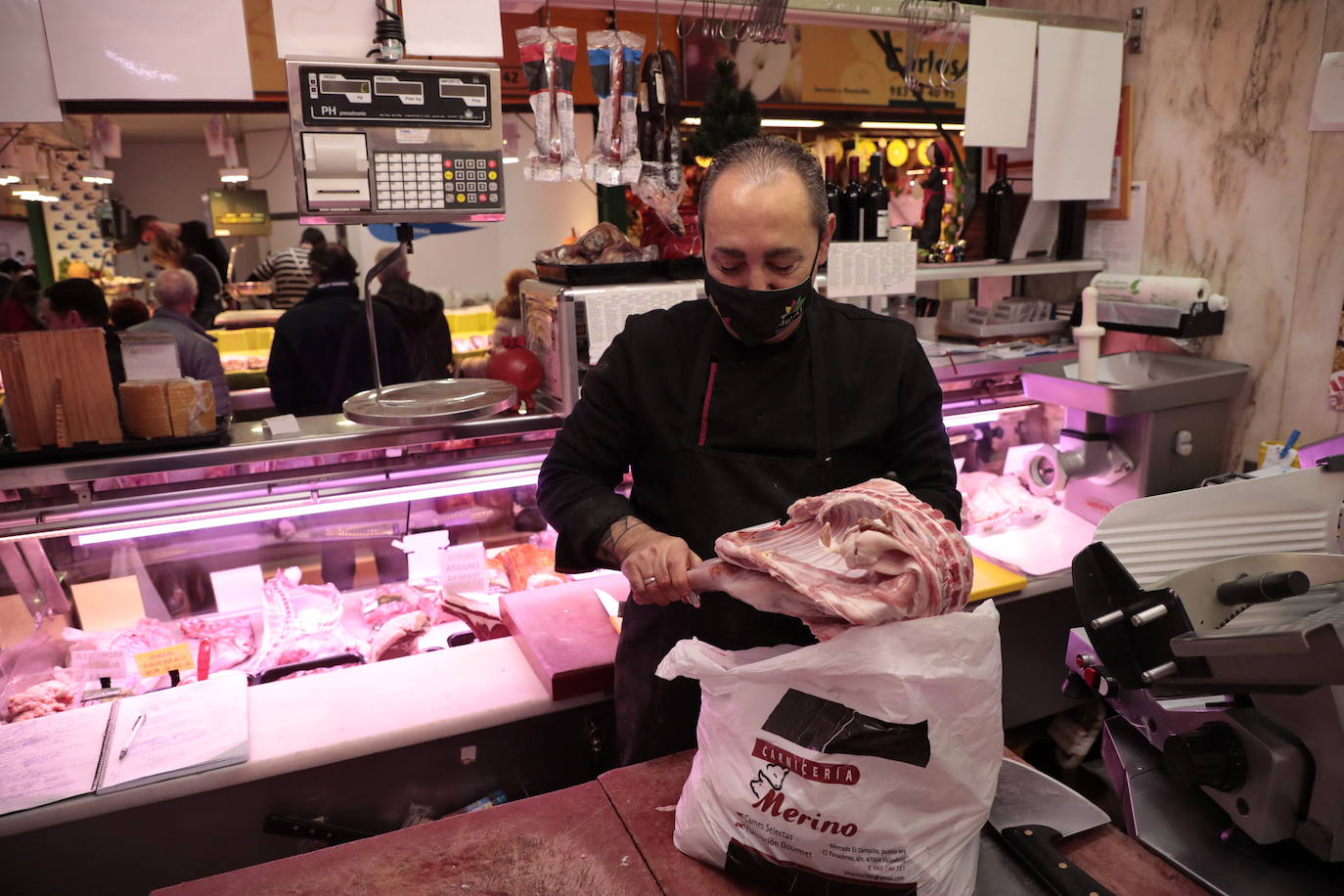 Los vallisoletanos aprovechan el día de Nochebuena para hacer las últimas compras. 