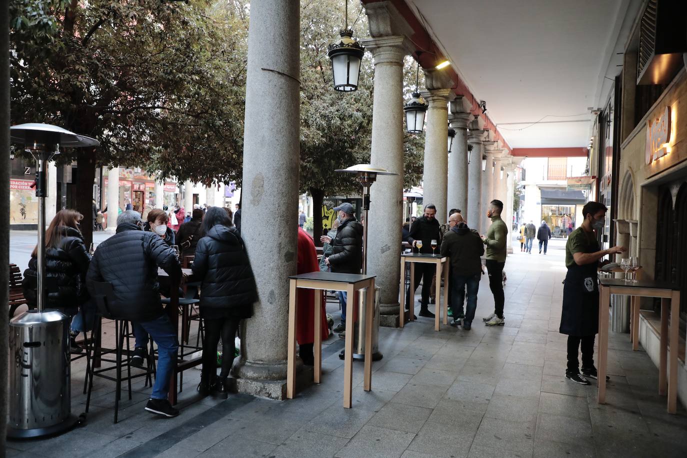 Los vallisoletanos aprovechan el día de Nochebuena para hacer las últimas compras. 