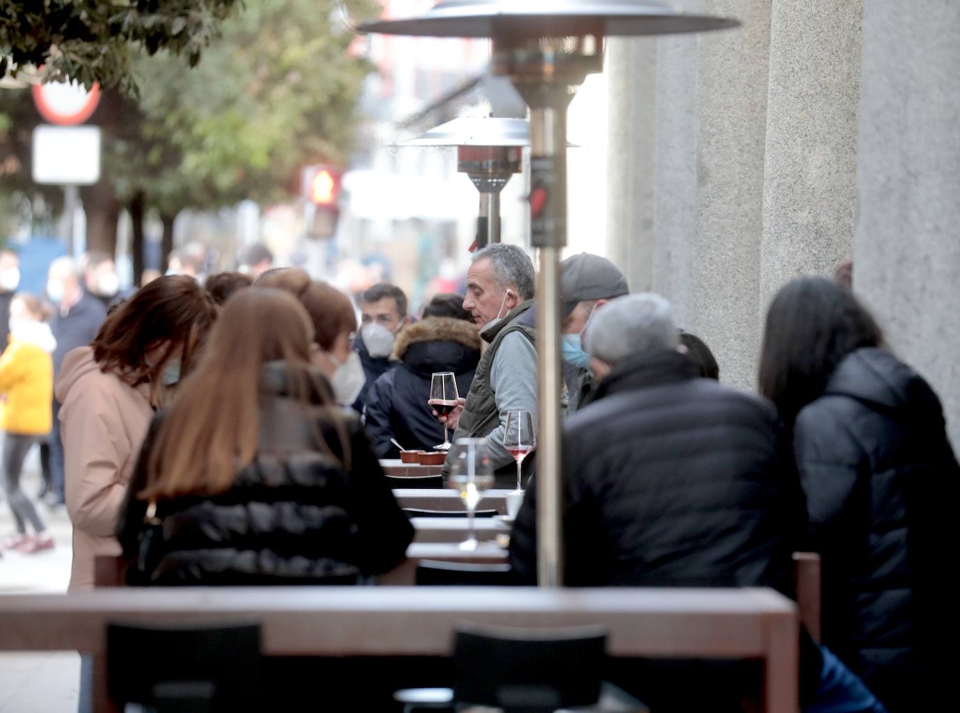 Los vallisoletanos aprovechan el día de Nochebuena para hacer las últimas compras. 