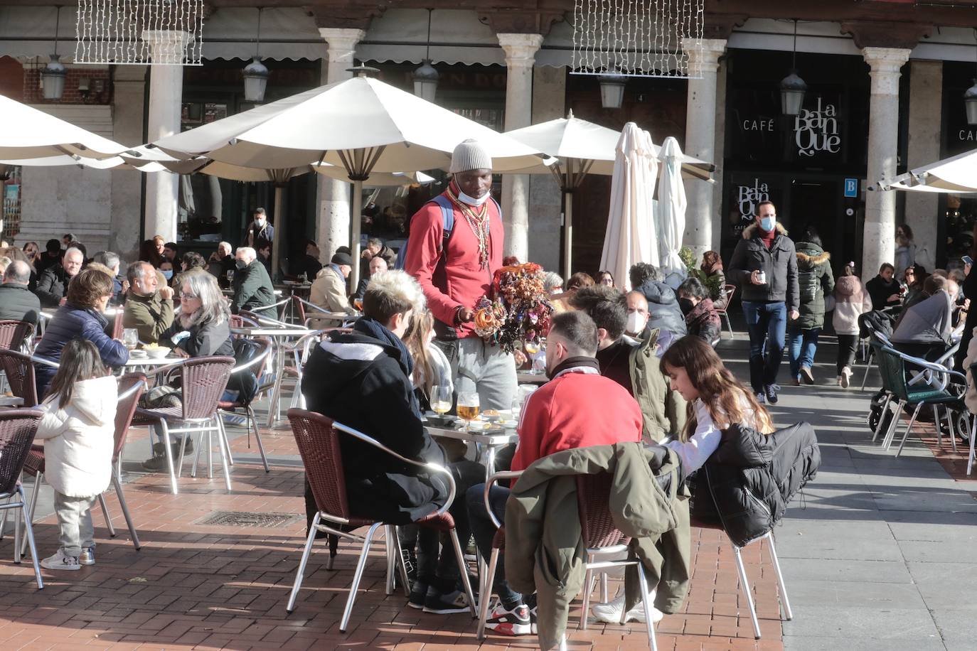 Los vallisoletanos aprovechan el día de Nochebuena para hacer las últimas compras. 