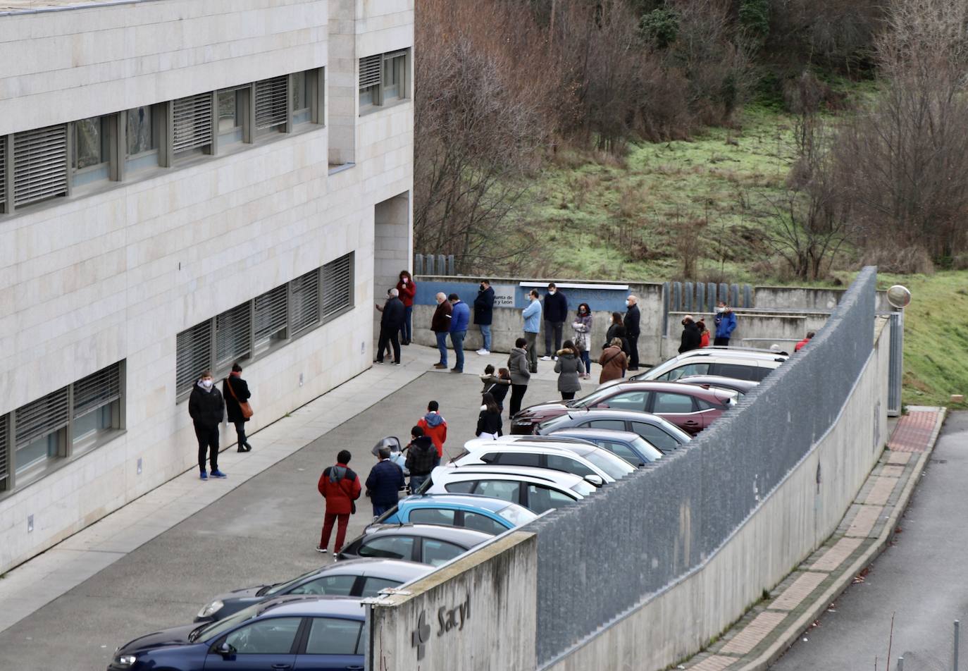 Colas en el centro de salud de San Lorenzo este viernes por la mañana.