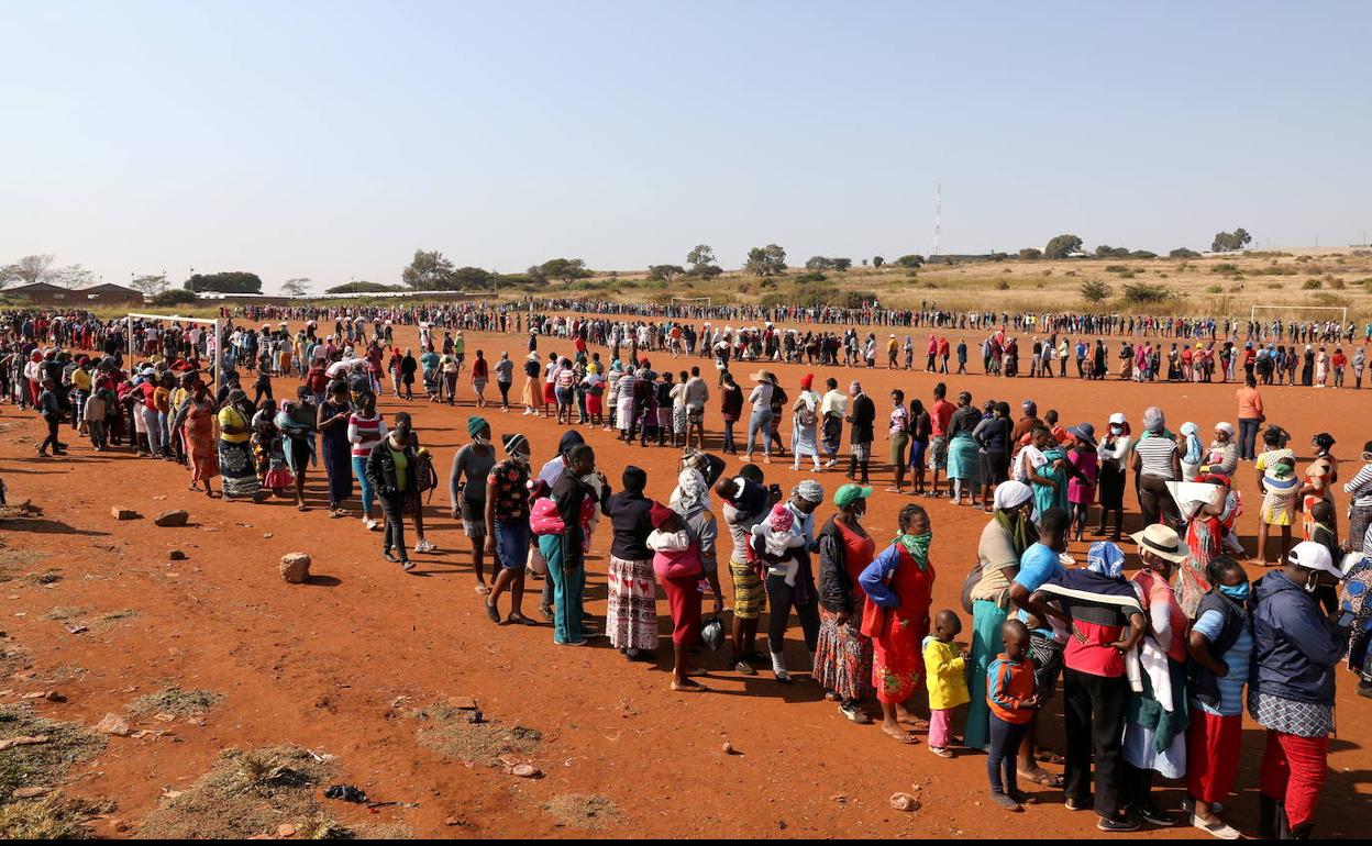 Colas para recibir ayuda alimentaria durante la covid-19 en Pretoria (Sudáfrica).