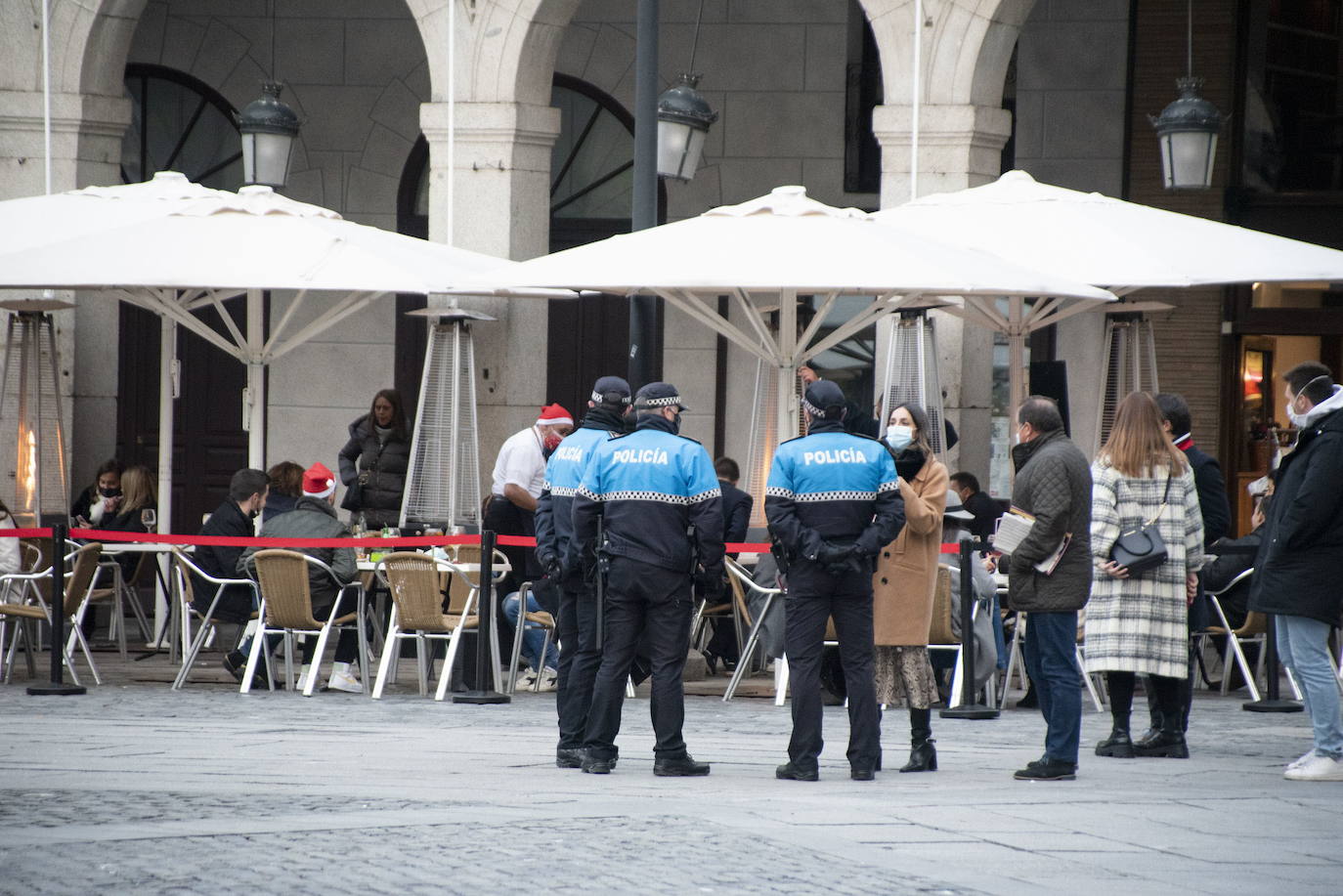 Policía Local vigila que no se producen aglomeraciones en la Plaza Mayor durante la Tardebuena de 2020.
