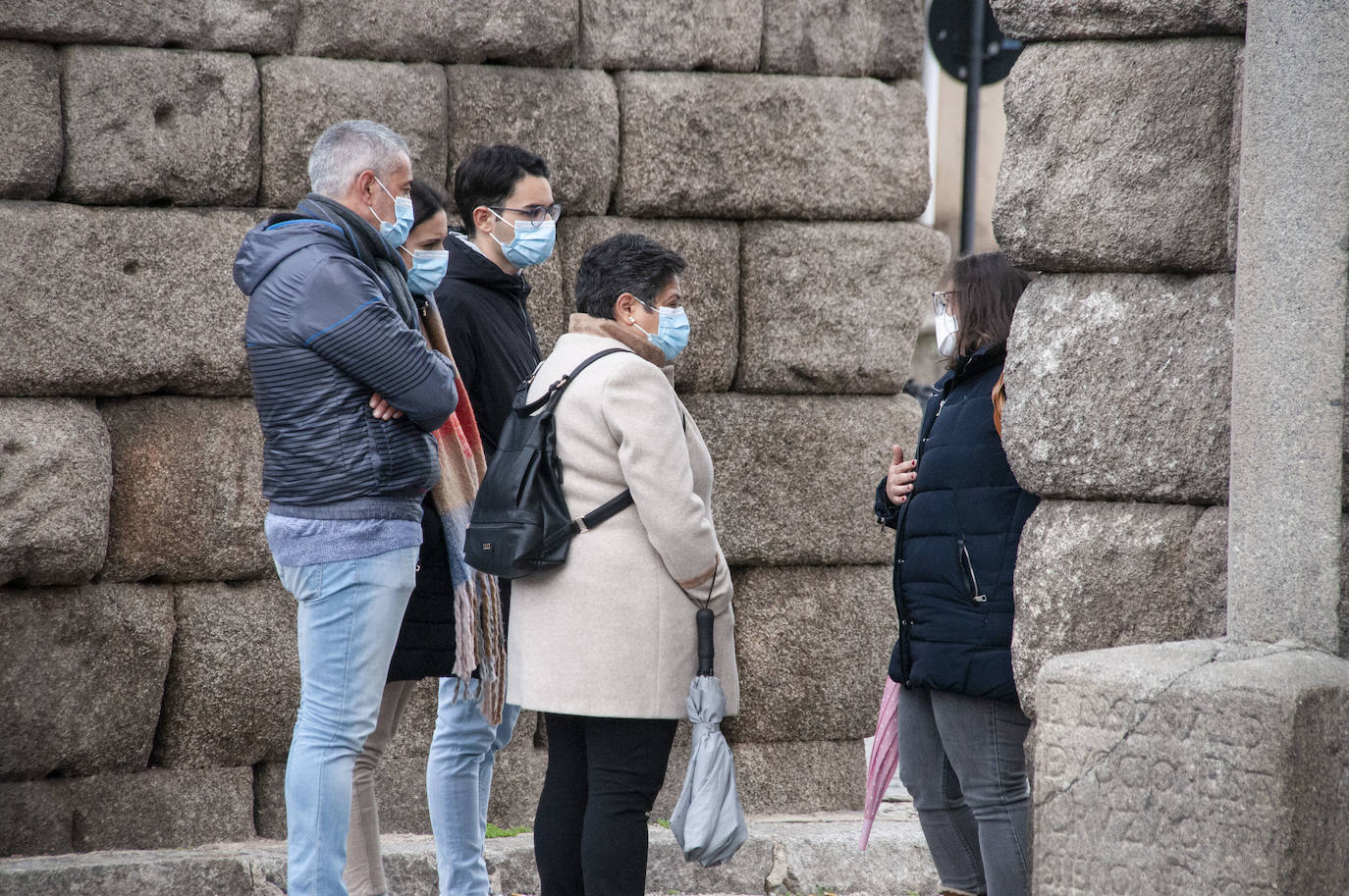 Los segovianos vuelven a llevar la mascarilla en la calle.