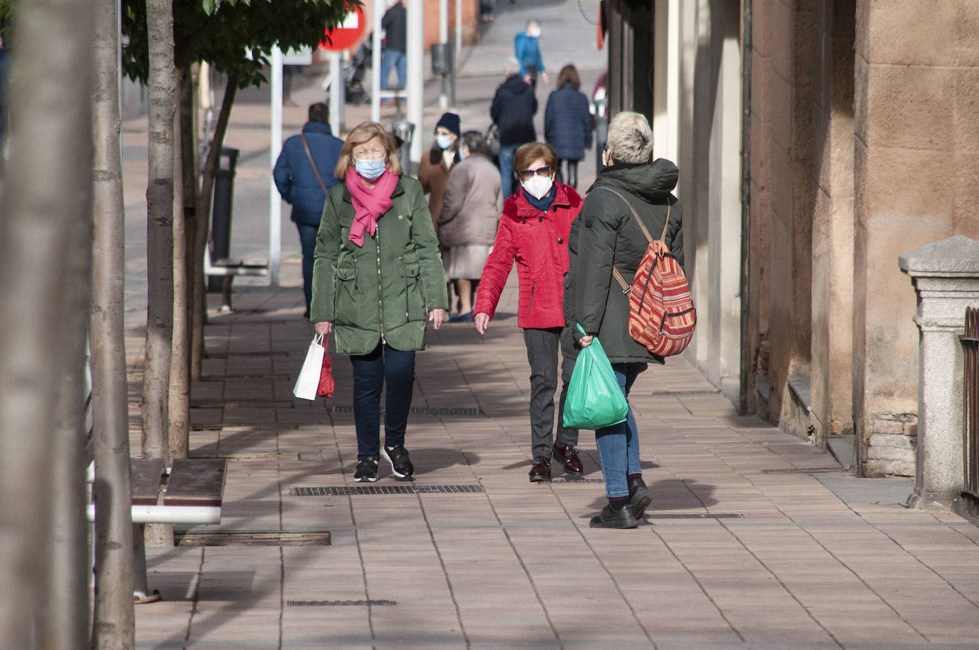 Los segovianos vuelven a llevar la mascarilla en la calle.