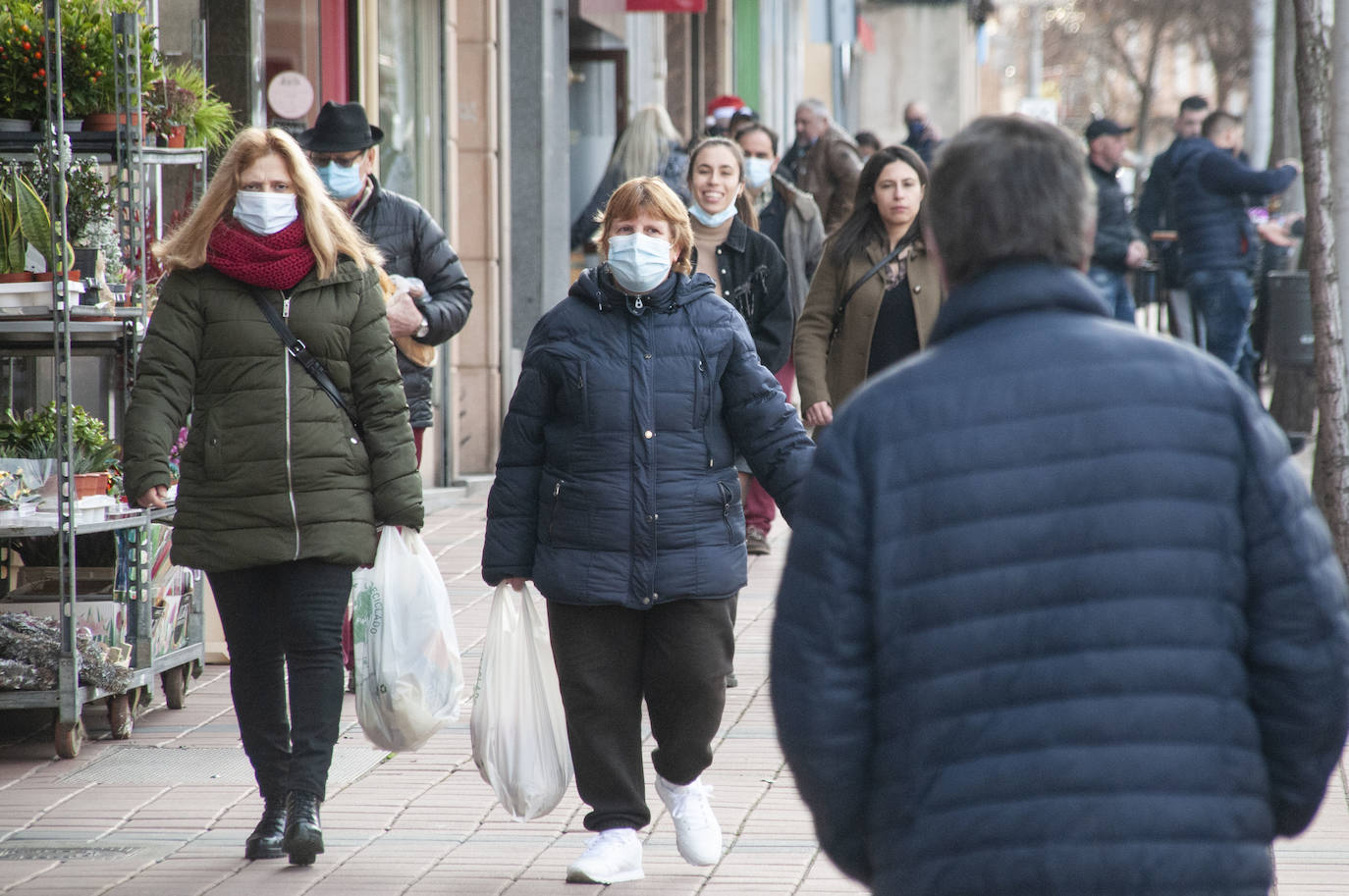 Los segovianos vuelven a llevar la mascarilla en la calle.