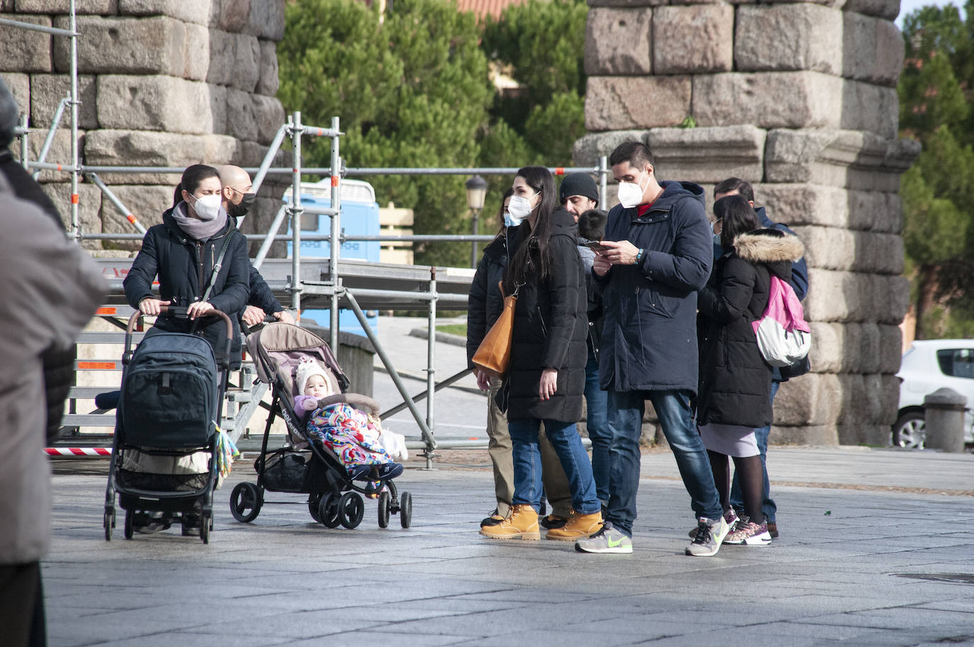 Los segovianos vuelven a llevar la mascarilla en la calle.