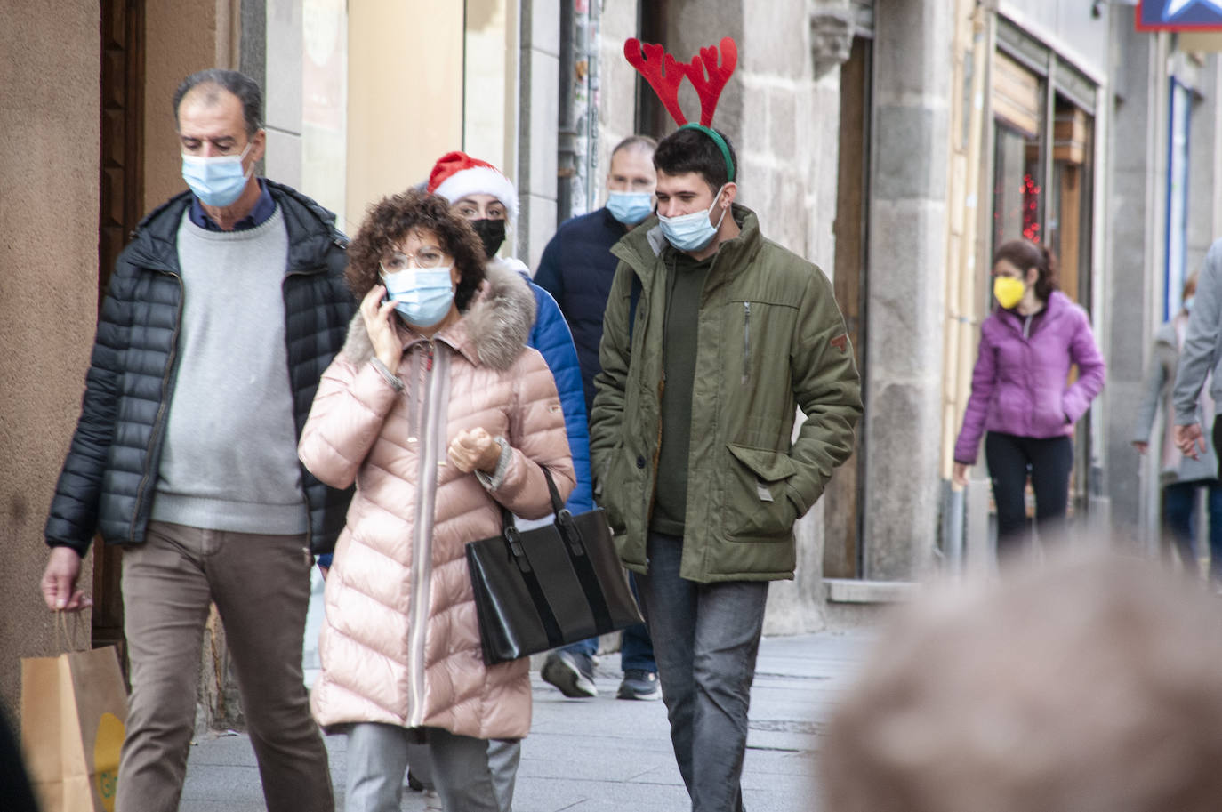 Los segovianos vuelven a llevar la mascarilla en la calle.