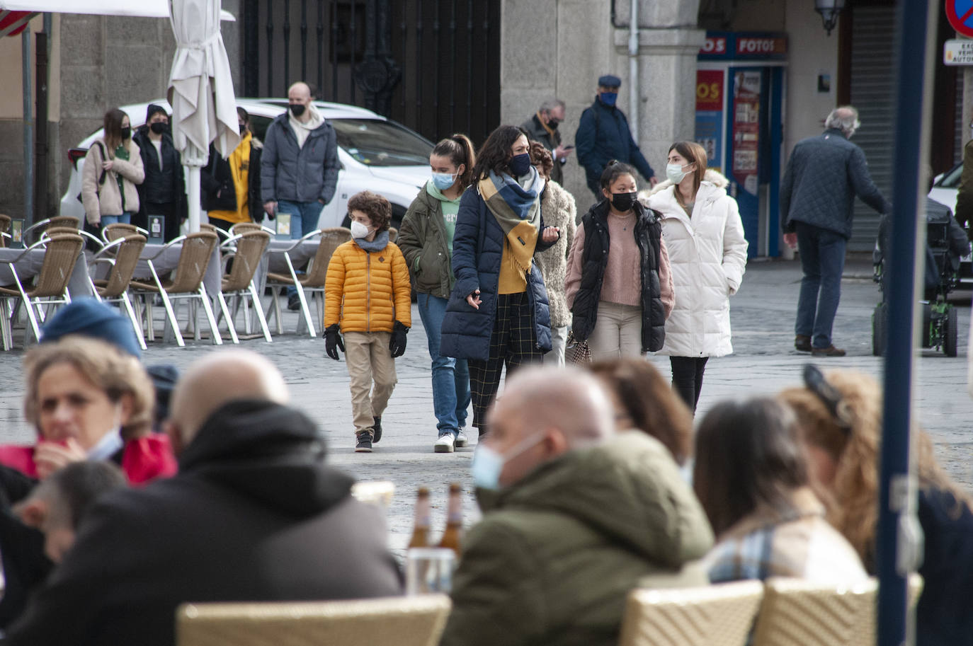 Los segovianos vuelven a llevar la mascarilla en la calle.