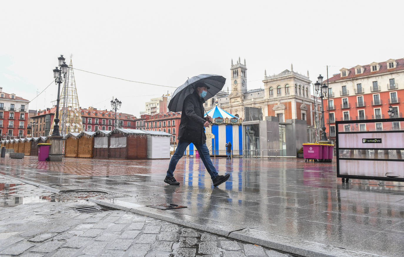 Fotos: La lluvia desluce el ambiente navideño en Valladolid