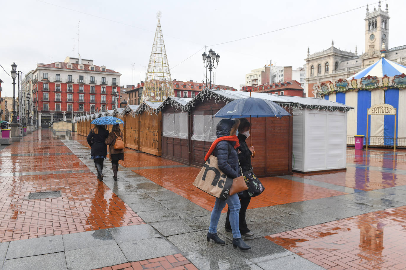 Fotos: La lluvia desluce el ambiente navideño en Valladolid