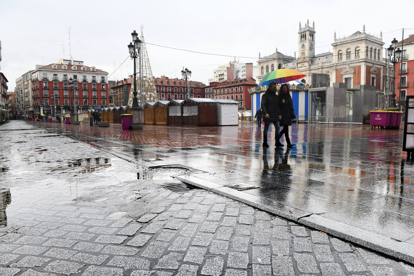 Fotos: La lluvia desluce el ambiente navideño en Valladolid