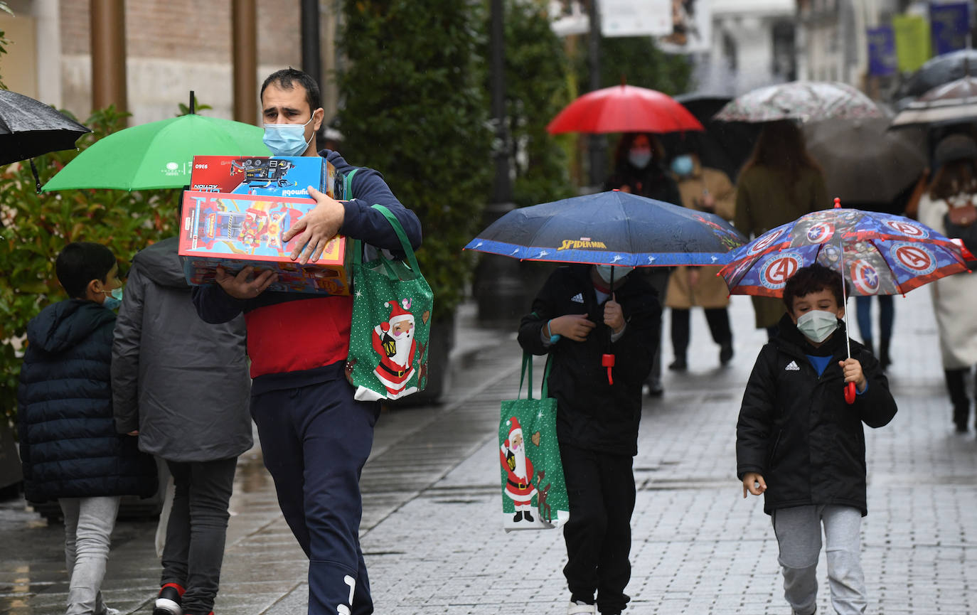 Fotos: La lluvia desluce el ambiente navideño en Valladolid