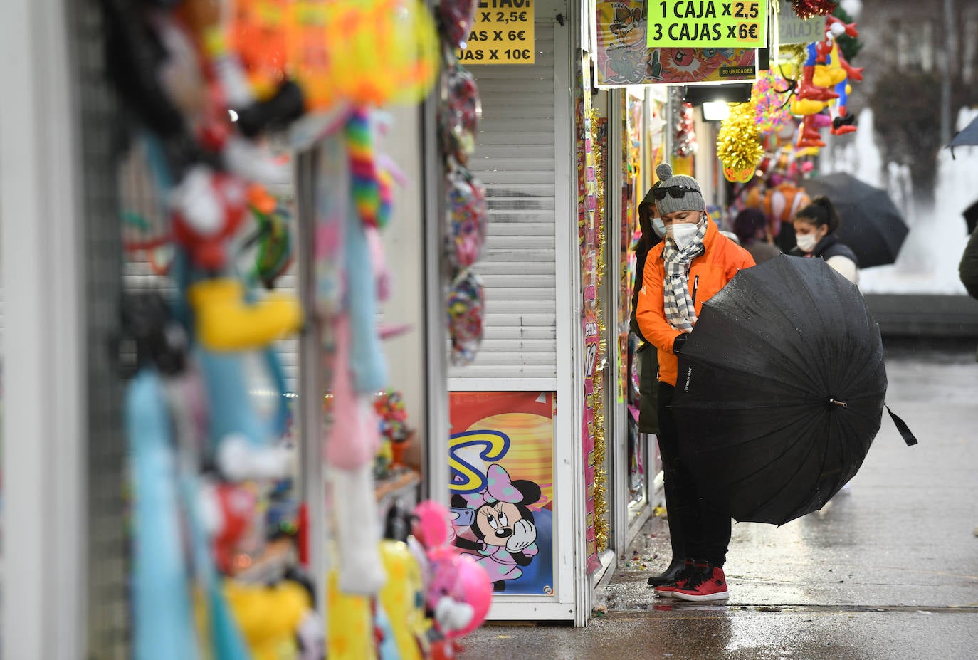 Fotos: La lluvia desluce el ambiente navideño en Valladolid