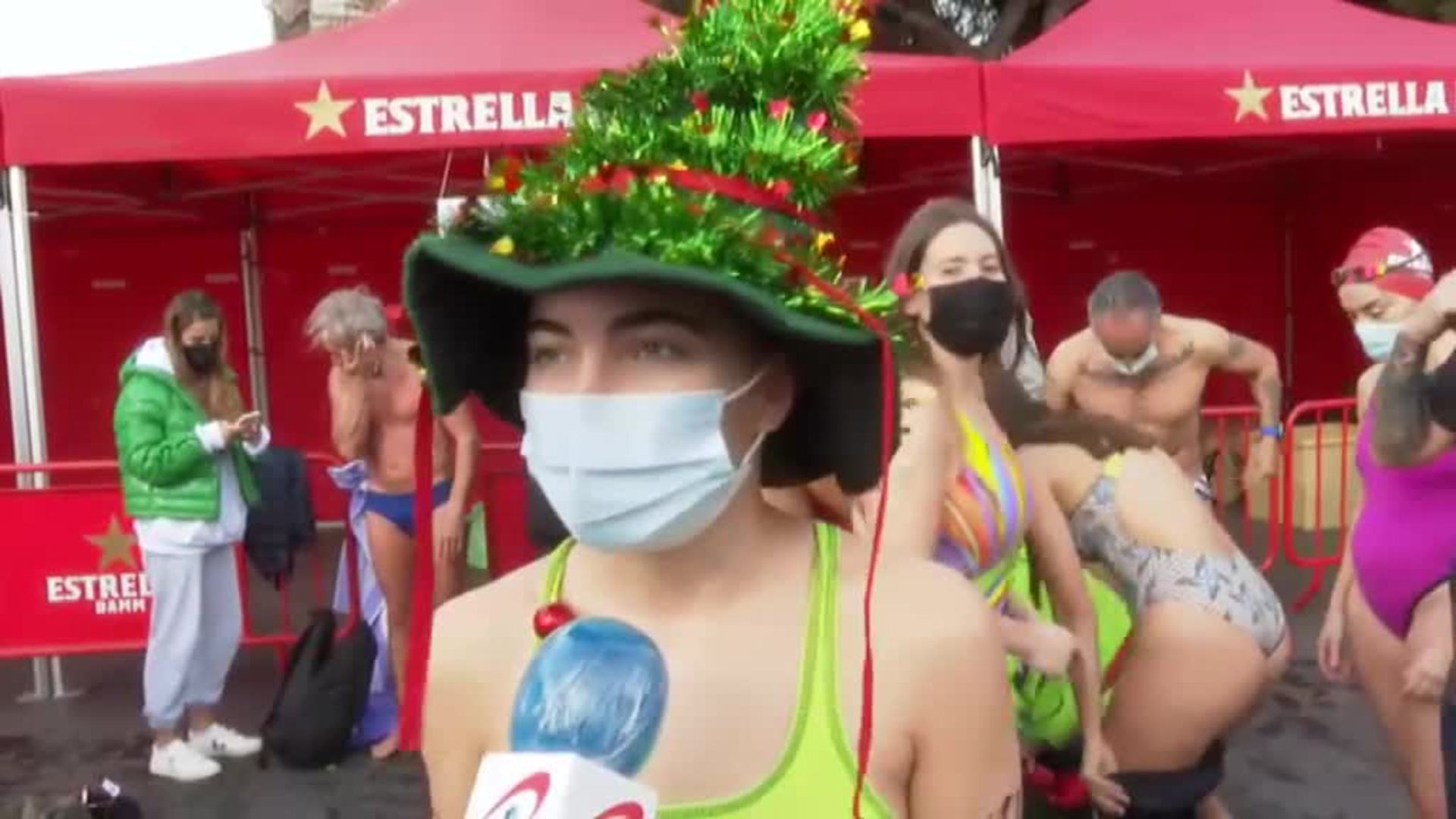 Barcelona vive la Navidad en el agua con una Copa Nadal abarrotada